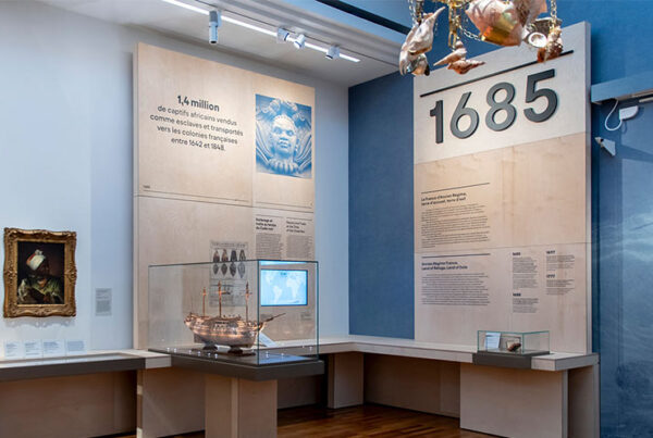Vue de l'exposition permanente du musée de l'histoire de l'immigration, présentant notamment une maquette de navire du 17e siècle. Des panneaux sur les murs évoquent la traite d'1.4 million de captifs africains comme esclaves dans les colonies française entre1642 et 1848.