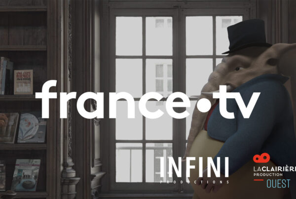 Documentaire Grandville ou l'art de singer le monde - Personnage de l'Éléphant devant la fenêtre dans une bibliothèque, logos France.TV, Infini Productions et LaClairière Production Ouest